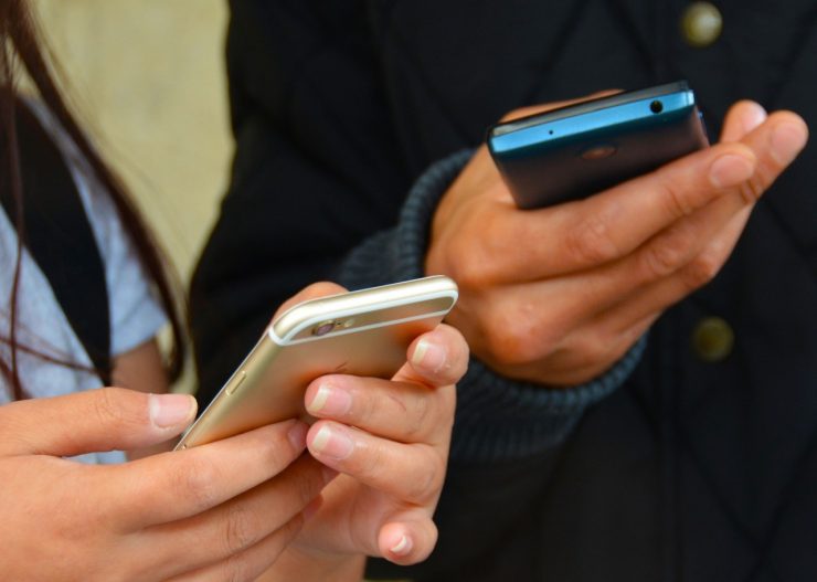 O aplicativo identifica usuários testados positivos quando os aparelhos móveis se aproximam (Foto: PxHere)